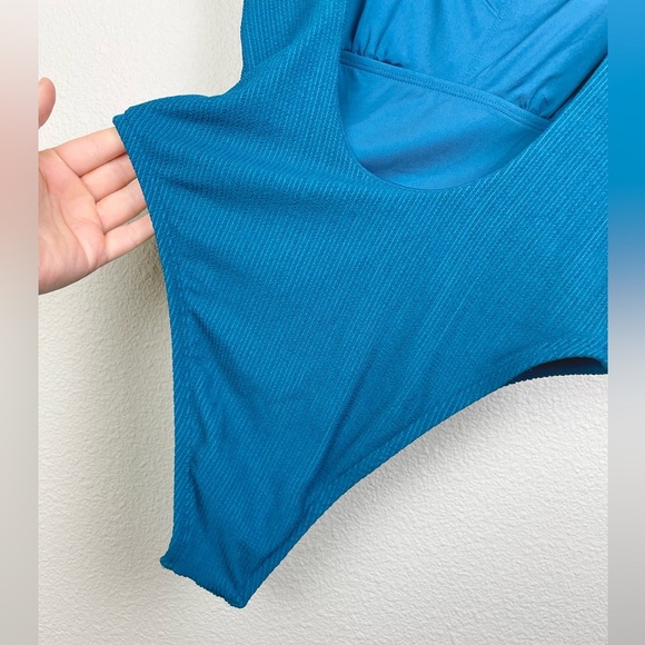 Vitamin A Women's Medium Scoop Neck One Piece Swimsuit Textured Blue Beach Swim - Picture 9 of 16